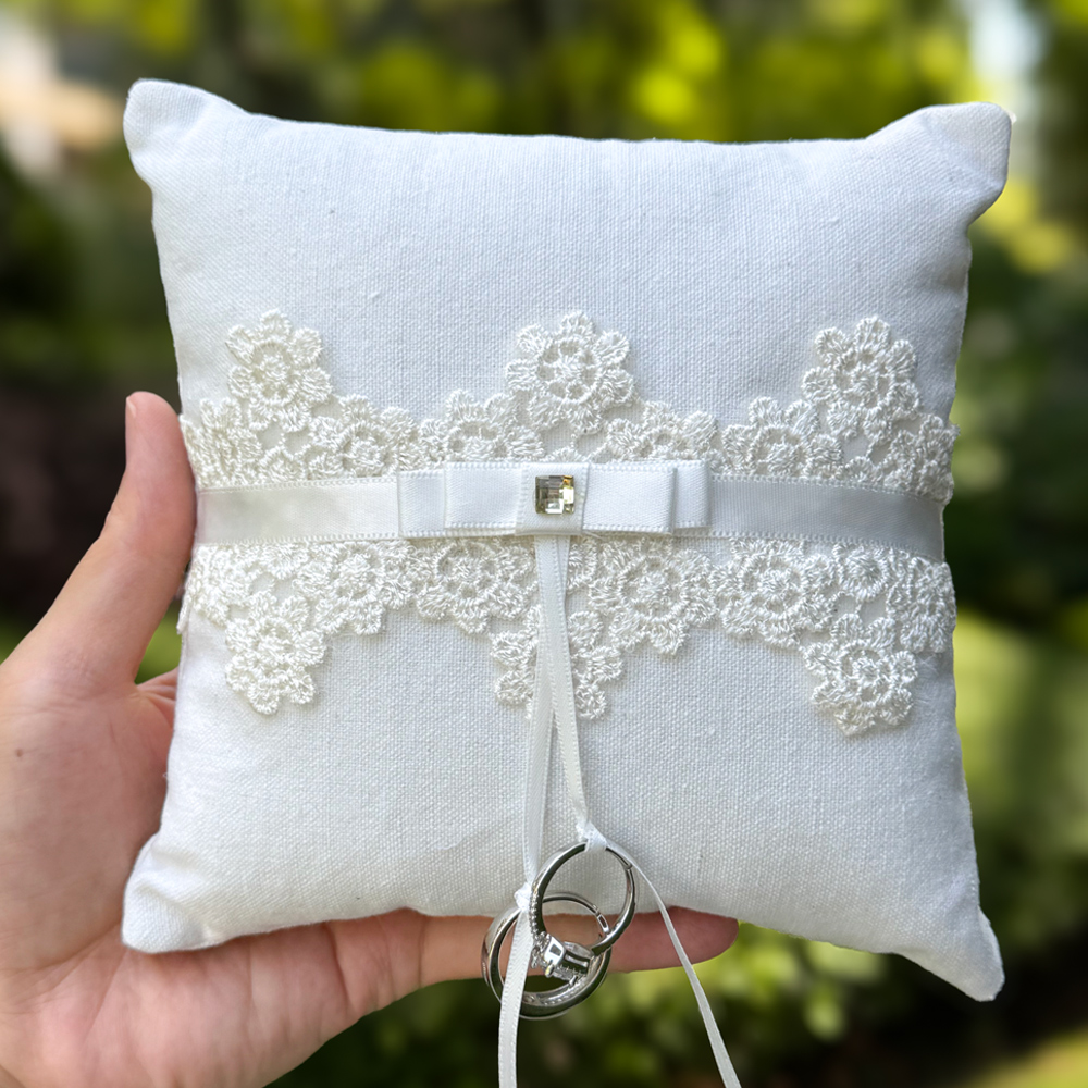 Linen Wedding Ring Pillow, wit - Lace Ribbon Trim recension och pris